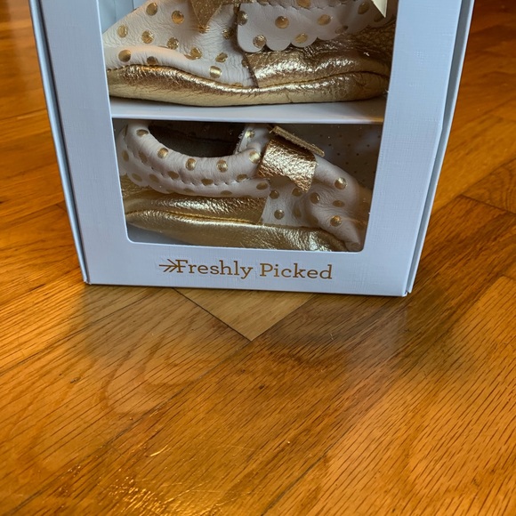 ❤️Freshly Picked Heirloom Cream and Gold - Picture 2 of 5